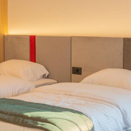 Benelux Hotel Печ Экстерьер фото