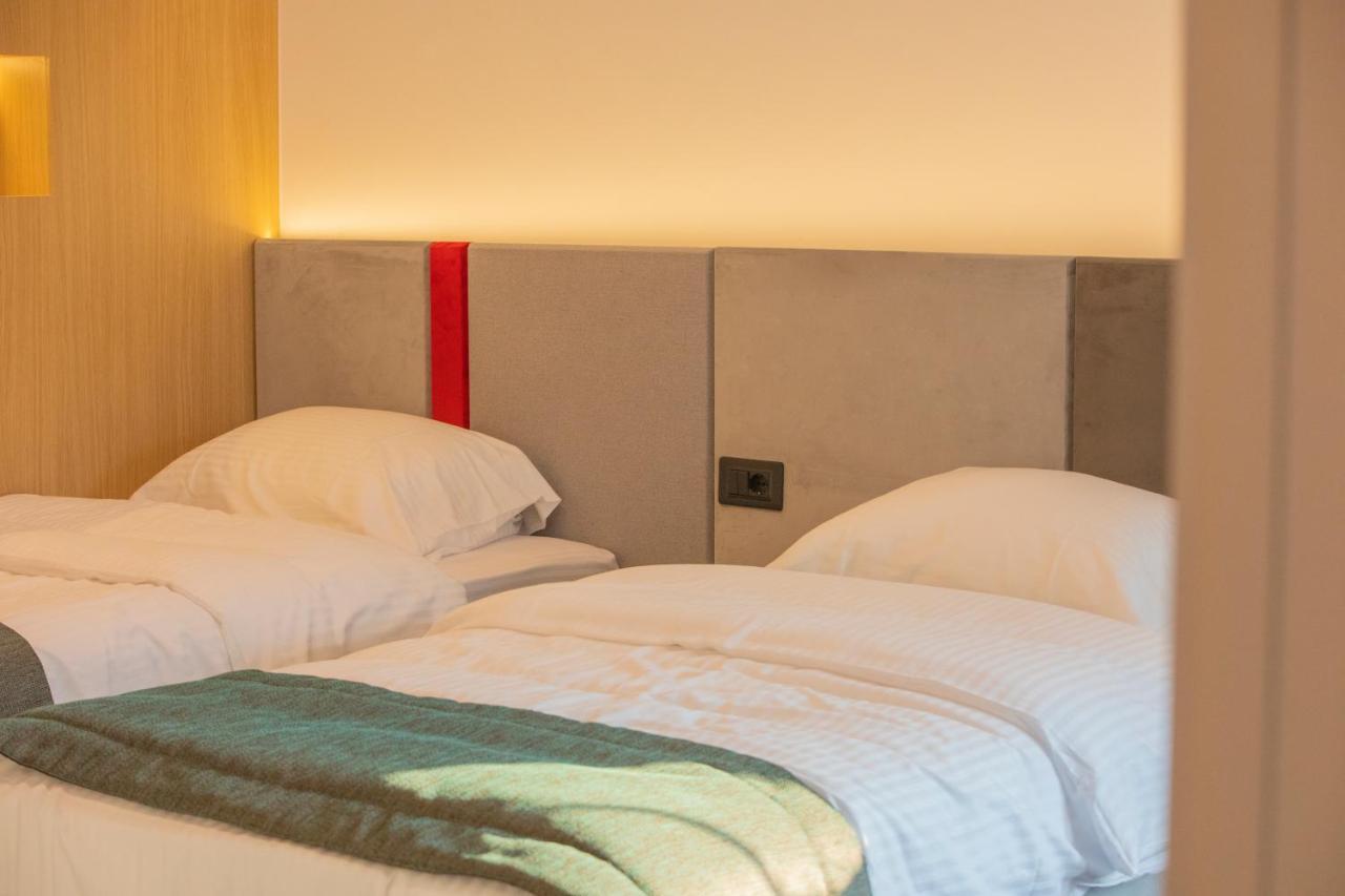 Benelux Hotel Печ Экстерьер фото